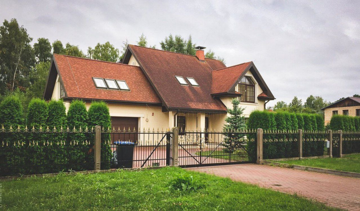 Один из трех домов Хазанова в Латвии.