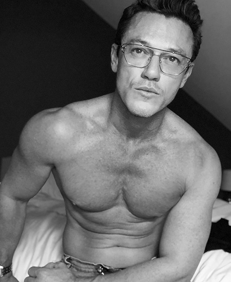 Звездный Instagram: еще одна свадьба, акции протеста и модные показы Хроника