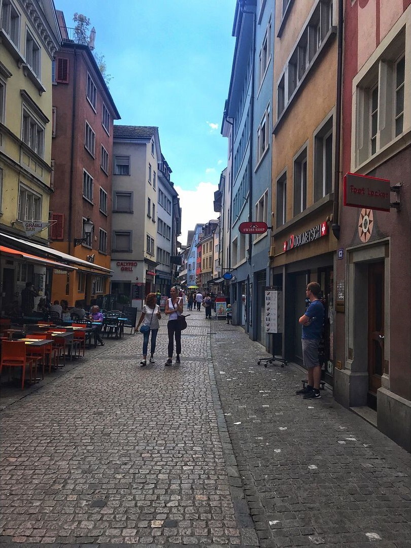 Старый город Цюриха - испытания для моего чемодана на колесиках