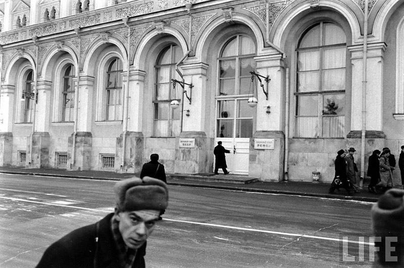 Любопытные кадры с ВИП мероприятий в Кремле зимой 1959. Фотограф Говард Сохурек  из США участников, съезда, Гости, автомобилей, гаражам, конце, охраны, прохожих, центре, работало, множество, сотрудников, Белорусском, КГБ1011, Некоторых, вокзале, встречал, Микоян, доверенное, Хрущева