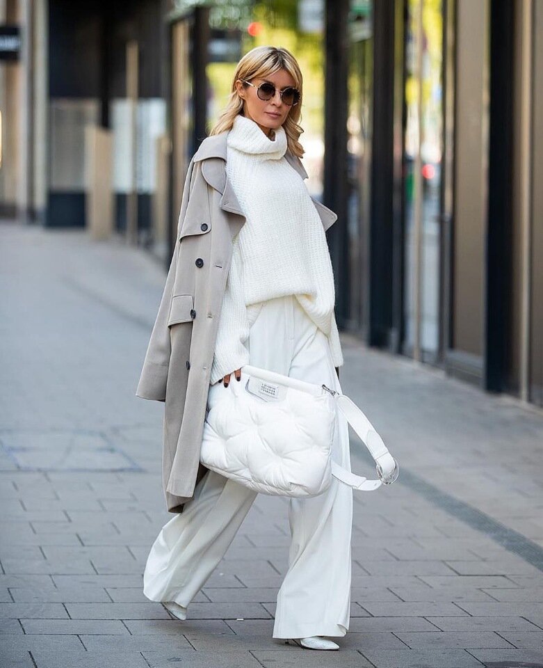 Белое пальто и белые сапоги