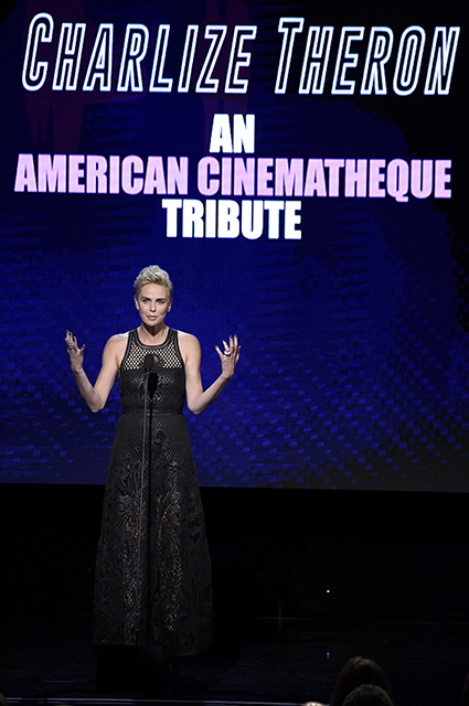 Шарлиз Терон на American Cinematheque Award: кожаное платье Dior с перфорацией и почетная награда Звездный стиль