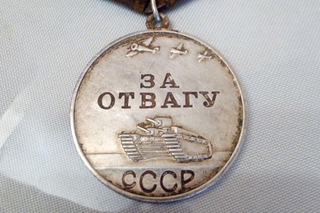 Спустя 80 лет после войны поисковики нашли и передали родным медаль героя, погибшего в бобруйском котле.