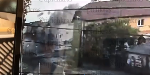 Момент взрыва в Апшеронске попал на видео, пострадали работники ТЦ и люди, стоящие на остановке