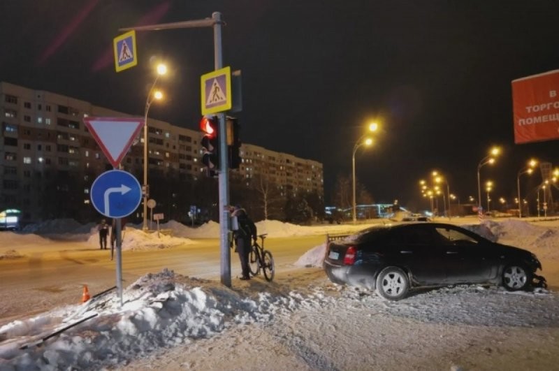 В Нижневартовске неопытная автомобилистка совершила не самый удачный манёвр, чтобы избежать ДТП