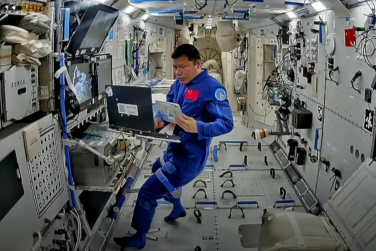 «Шэньчжоу-20» не вернулся на Землю: тайконавты застряли на орбите