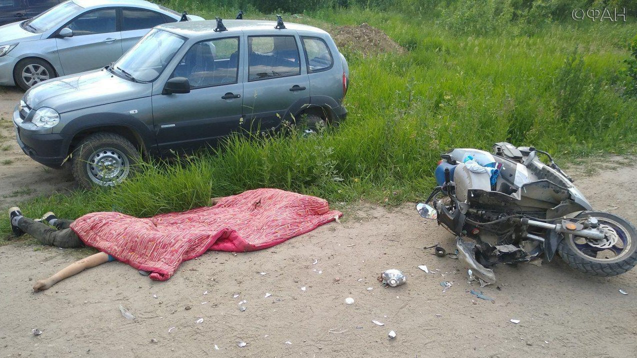 КамАЗ насмерть сбил подростков на скутере в Вологде