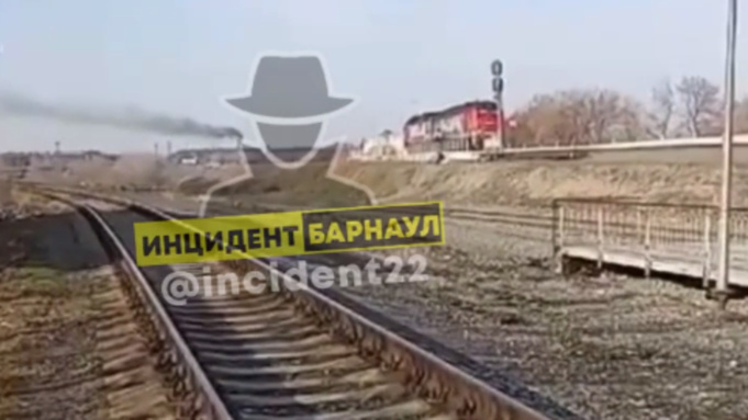 В Барнауле мужчина выкинул маленькую дочь из окна и попал под поезд