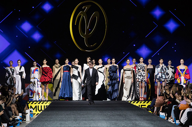 Алсу, Татьяна Михалкова и Дарья Коновалова на показе Валентина и Галины Юдашкиных Алсу, Татьяна Михалкова и Дарья Коновалова на показе Валентина и Галины Юдашкиных Светская жизнь