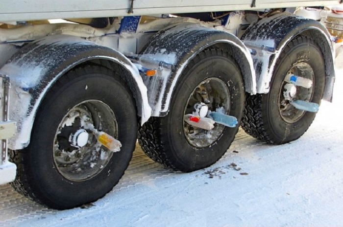 Вот почему некоторые дальнобойщики не выезжают на трассу без пустых бутылок в колесах Вот почему некоторые дальнобойщики не выезжают на трассу без пустых бутылок в колесах Советы