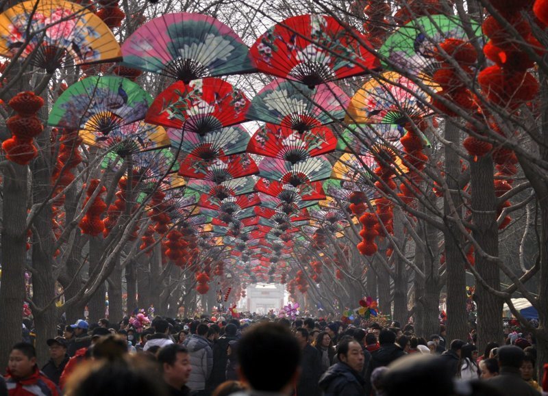 13. Прогулка под деревьями, украшенными в честь китайского Нового года (Пекин). китай, личное пространство, перенаселенность, повседневность, толпа, факты, фото