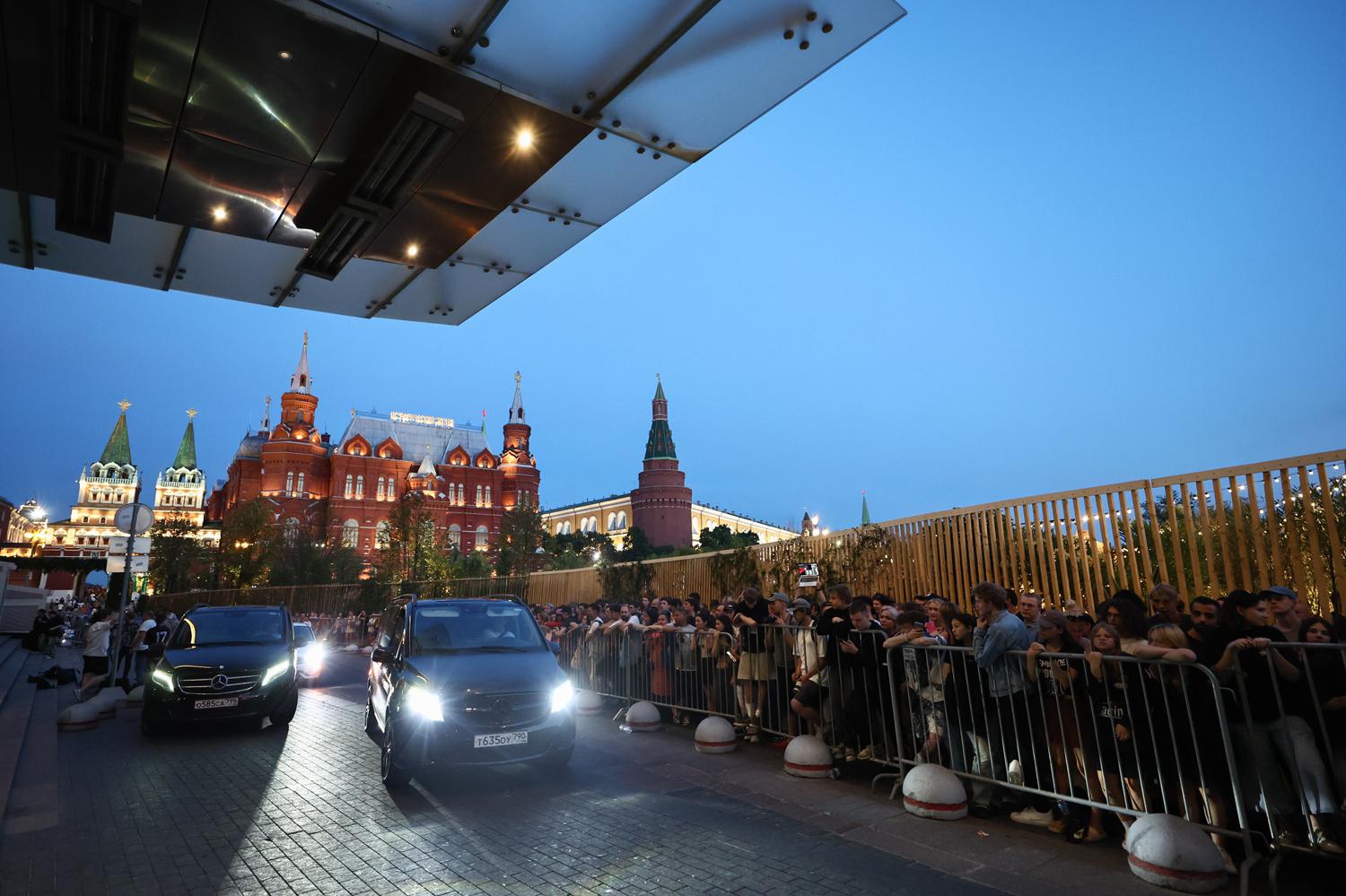 Толпа перед входом в отель Four Seasons. Москва, 30 июня