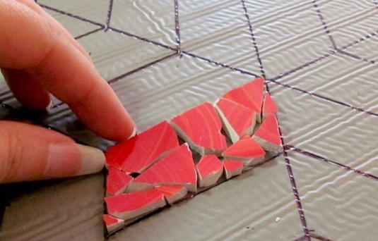 Не спешите выбрасывать осколки разбившихся чашек: сделайте уникальный элемент декора handmake