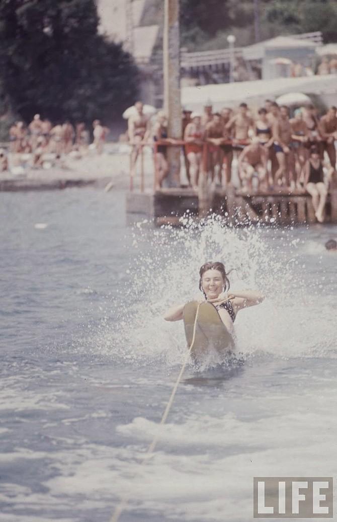 Фотограф показал кадры, незаметно сделанные на черноморском пляже в 1967 году. Как отдыхали в СССР Культура