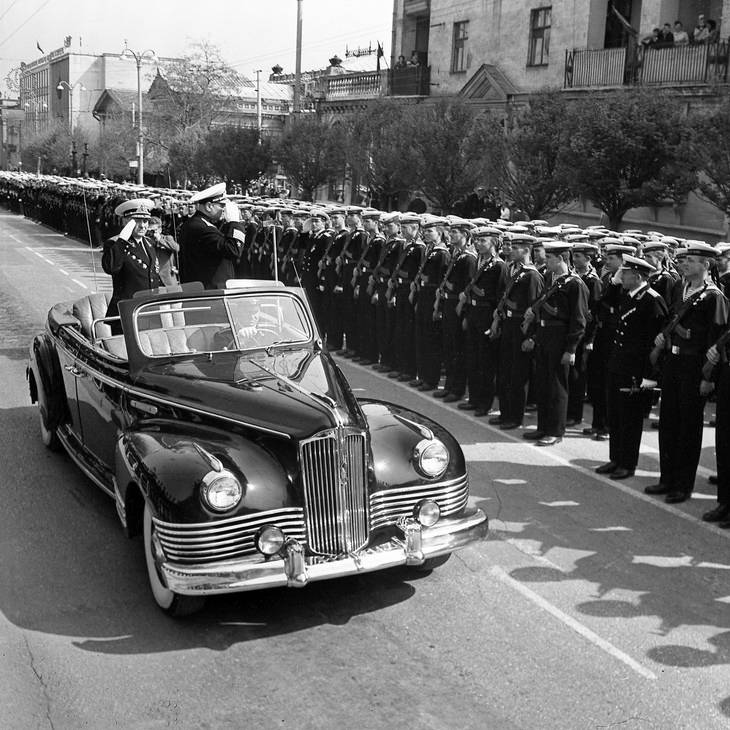 Главные герои: отечественные парадные фаэтоны машины, Источник, ЗИС110Б, площади, ЗИС102, кузова, Красной, фаэтоны, autowpru, пришлось, парад, лимузина, открытым, фаэтон, фаэтонов, парадного, поэтому, ГАЗ1305, Однако, качестве