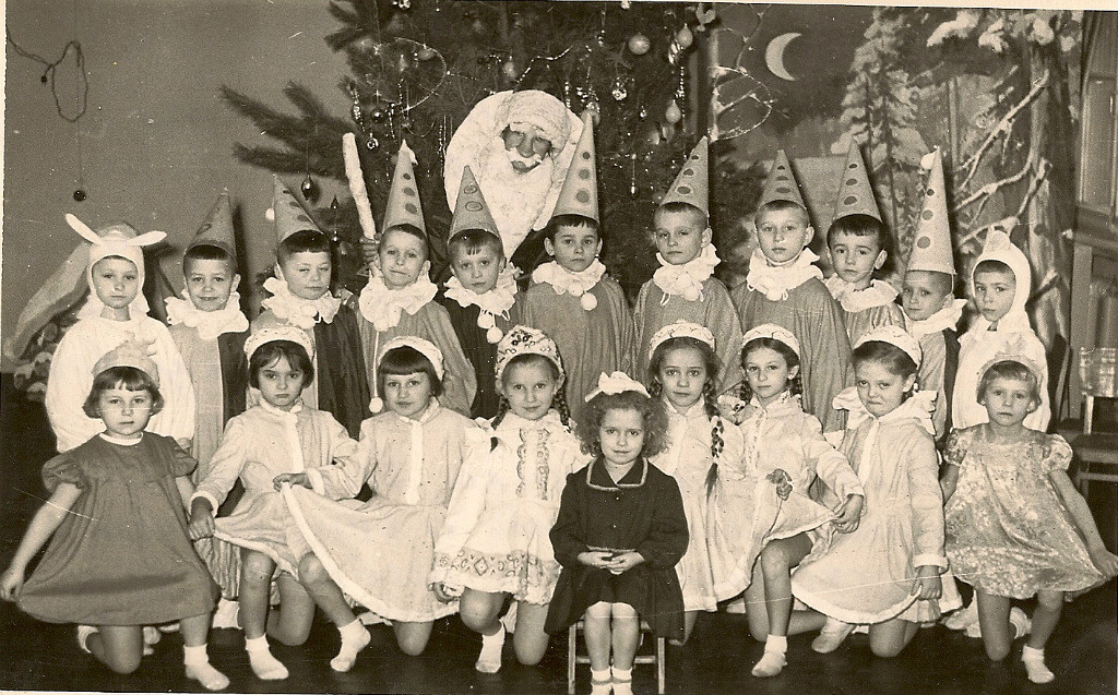 Ностальгия по новому году в детстве. Владимир зарубин художник открытки новогодние. Новый год ностальгия стихи. Ностальгия по новогоднему детству. Стишки перед новым годом ностальгические.