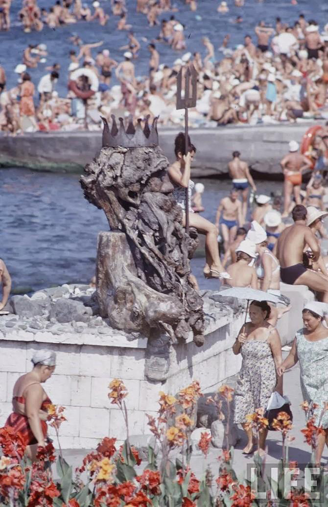 Фотограф показал кадры, незаметно сделанные на черноморском пляже в 1967 году. Как отдыхали в СССР Культура