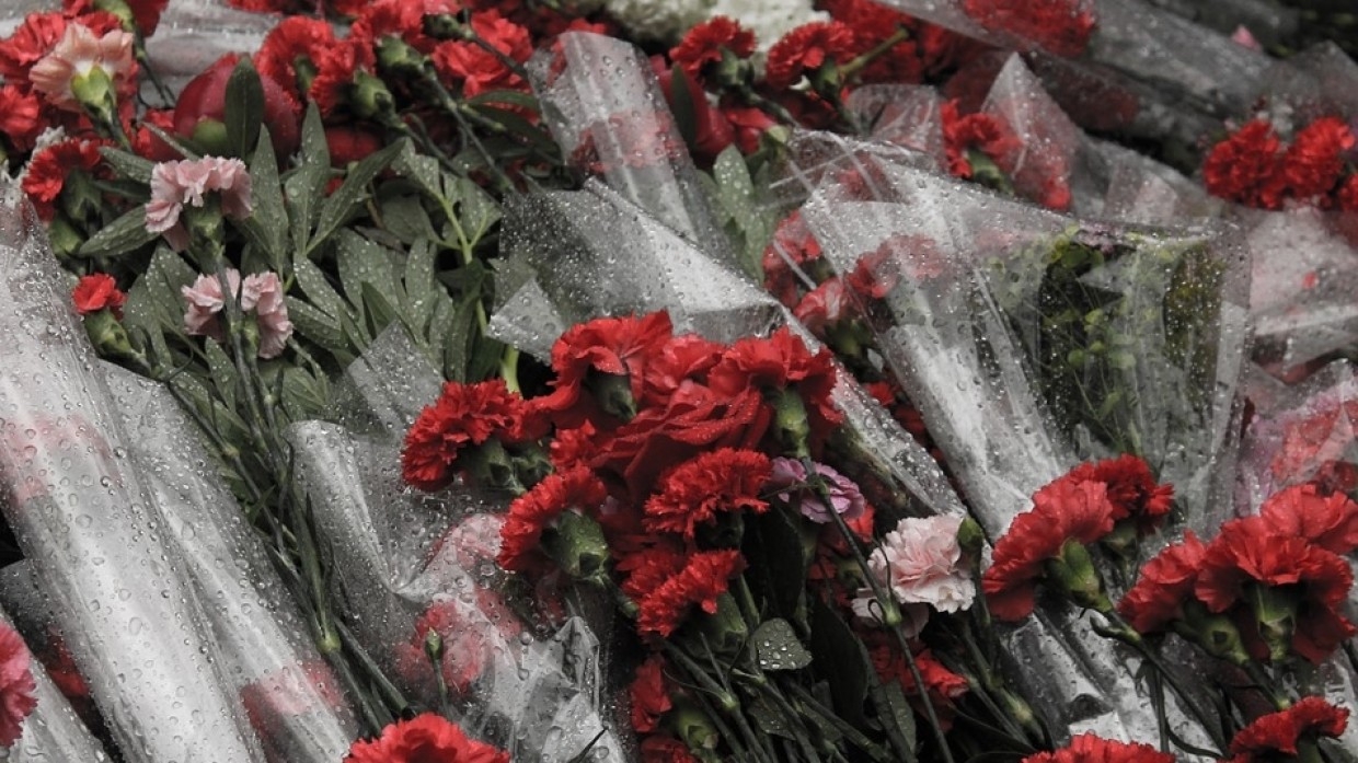 Москвичи несут цветы к журфаку МГУ в память о Засурском