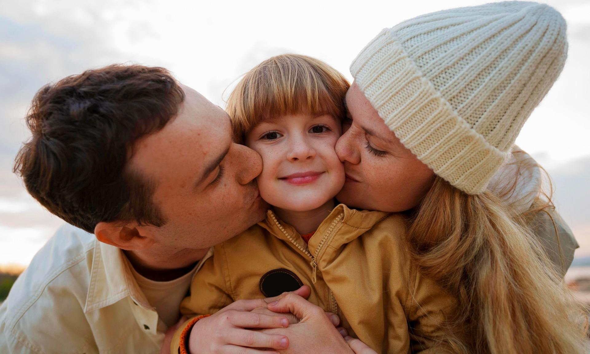 Ребенок не любит обниматься и избегает прикосновений: о чем стоит задуматься родителям