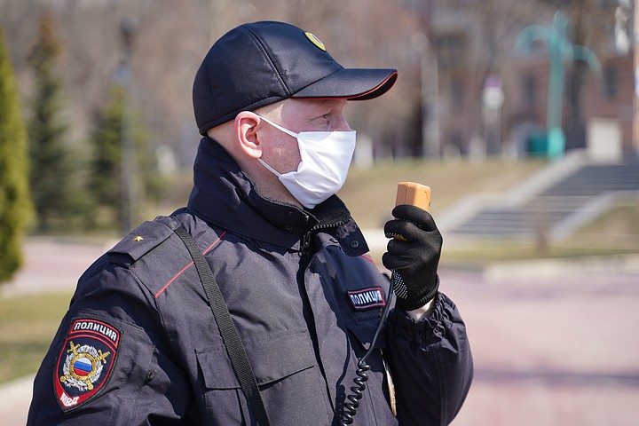 В Подмосковье полицейские полчаса делали искусственное дыхание пенсионеру, забыв про коронавирус