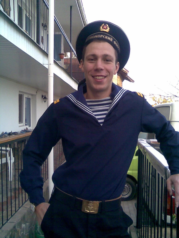 Константина наградили медалью за службу в ВДВ. Фото: Кадр из фильма