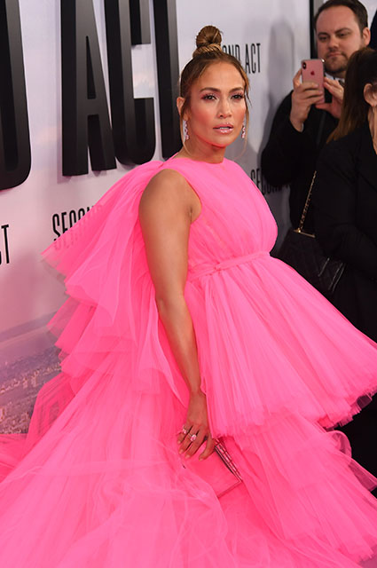 Пышное розовое платье и еще четыре образа: Дженнифер Лопес продолжает модные эксперименты Пышное розовое платье и еще четыре образа: Дженнифер Лопес продолжает модные эксперименты звездный стиль
