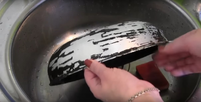 Старинный способ почистить сковородку от нагара и застывшего жира
