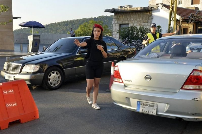 В Ливане молодых девушек-полицейских одели в коротенькие шорты ради туристов авто, видео, девушки, ливан, полиция, регулировщик, служба, форма