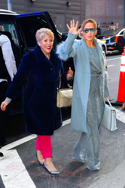 Пышное розовое платье и еще четыре образа: Дженнифер Лопес продолжает модные эксперименты Пышное розовое платье и еще четыре образа: Дженнифер Лопес продолжает модные эксперименты звездный стиль