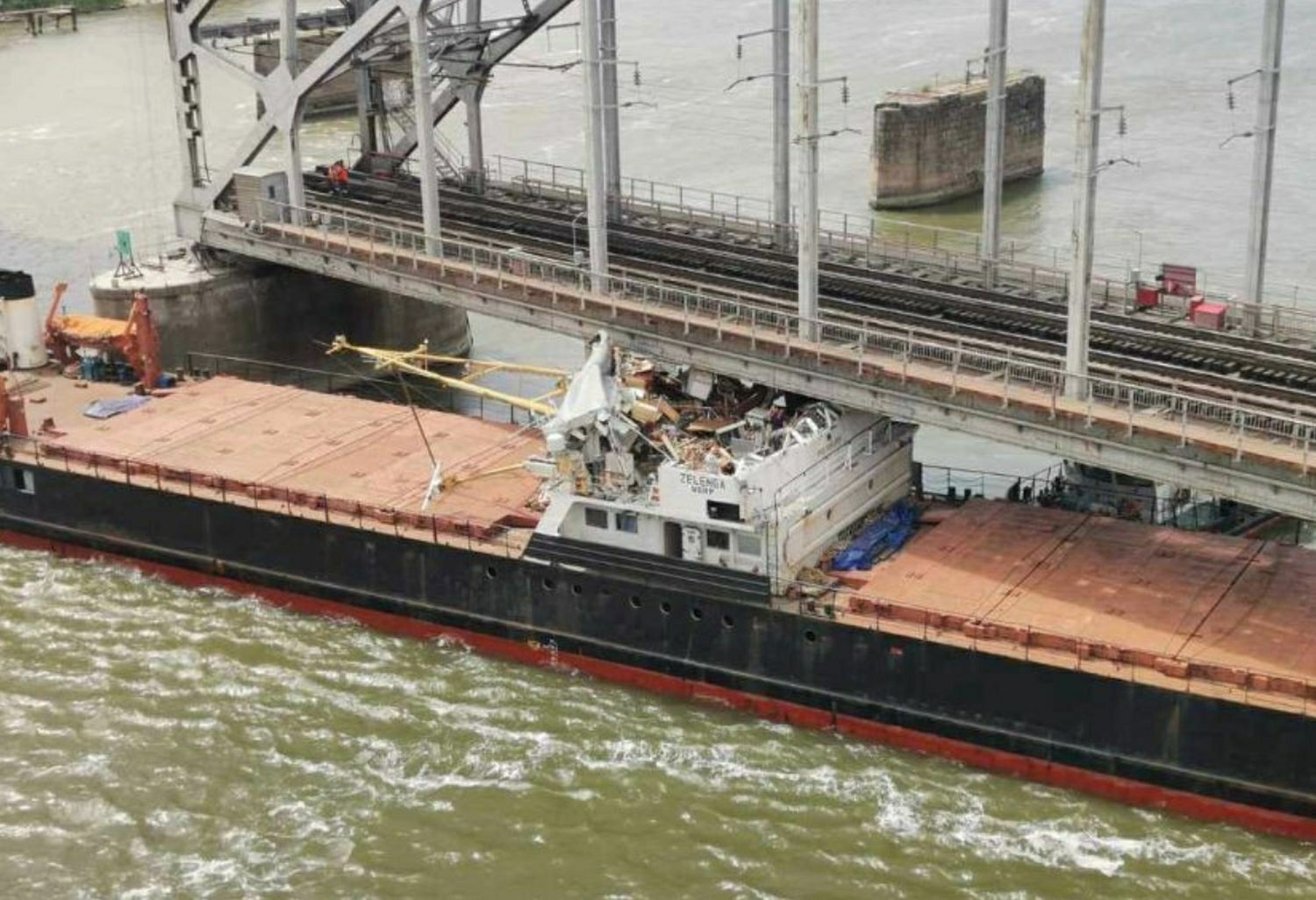 В Ростове корабль врезался в железнодорожный мост через Дон 26 мая. Причины, последствия