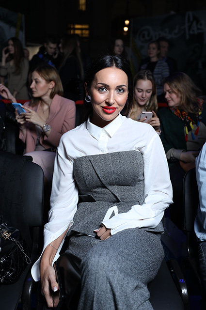 Алсу, Татьяна Михалкова и Дарья Коновалова на показе Валентина и Галины Юдашкиных Алсу, Татьяна Михалкова и Дарья Коновалова на показе Валентина и Галины Юдашкиных Светская жизнь