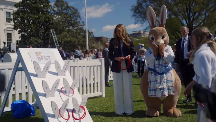Большой кролик, разноцветные яйца и детские рисунки: как Дональд и Мелания Трамп отметили Пасху Трамп, ТрампМелания, Дональд, Мелания, президент, ТрампДональд, мероприятия, Белого, детьмиМелания, приняли, участие, сорока, праздника, оформление, тысяч, журналистами, около, подготовили, важной, пообщаться