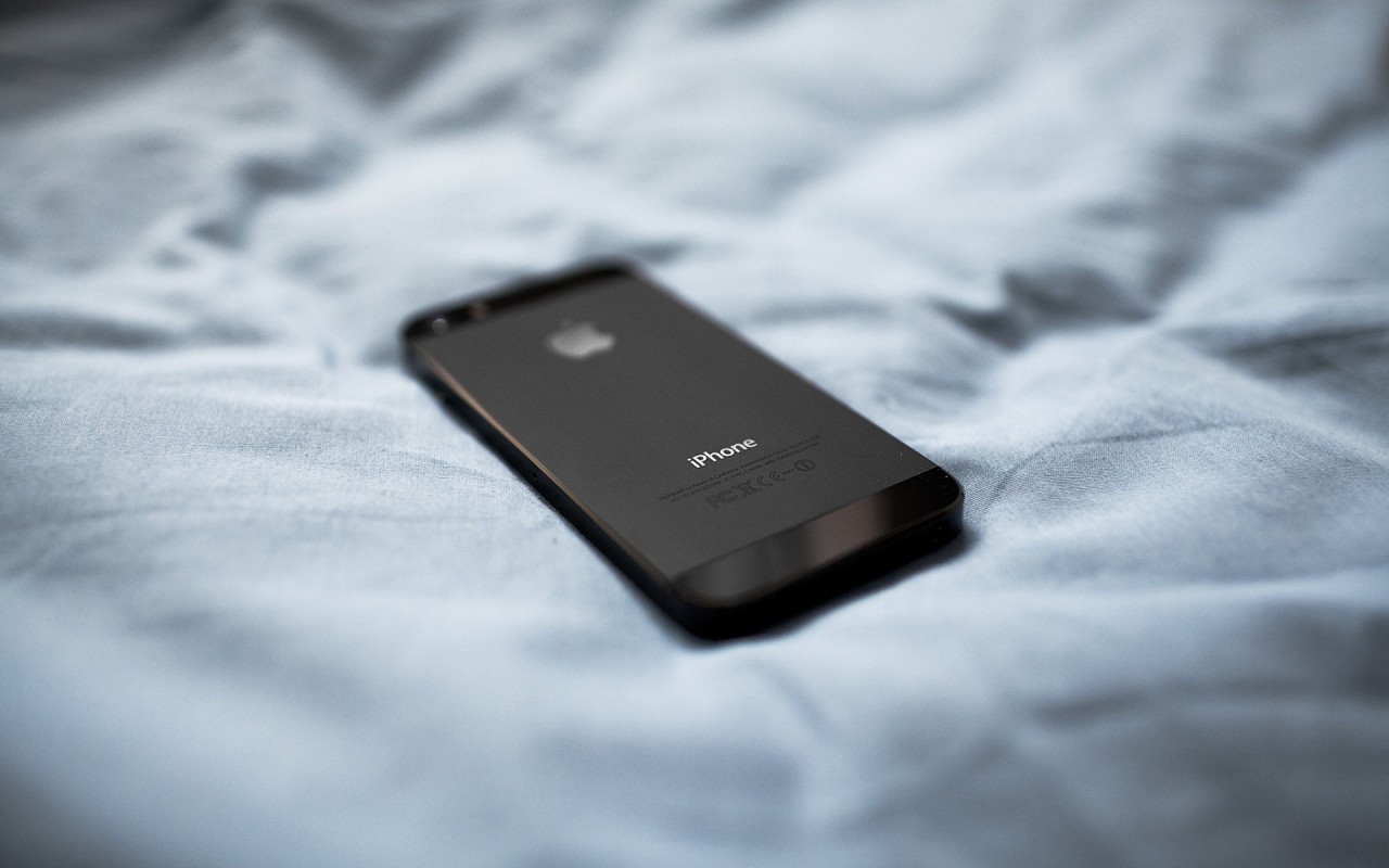 Почему запрещается спать со смартфоном