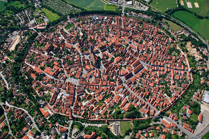 Нордлинген — уникальный город, расположенный в метеоритном кратере Бавария,Германия,Нордлинген