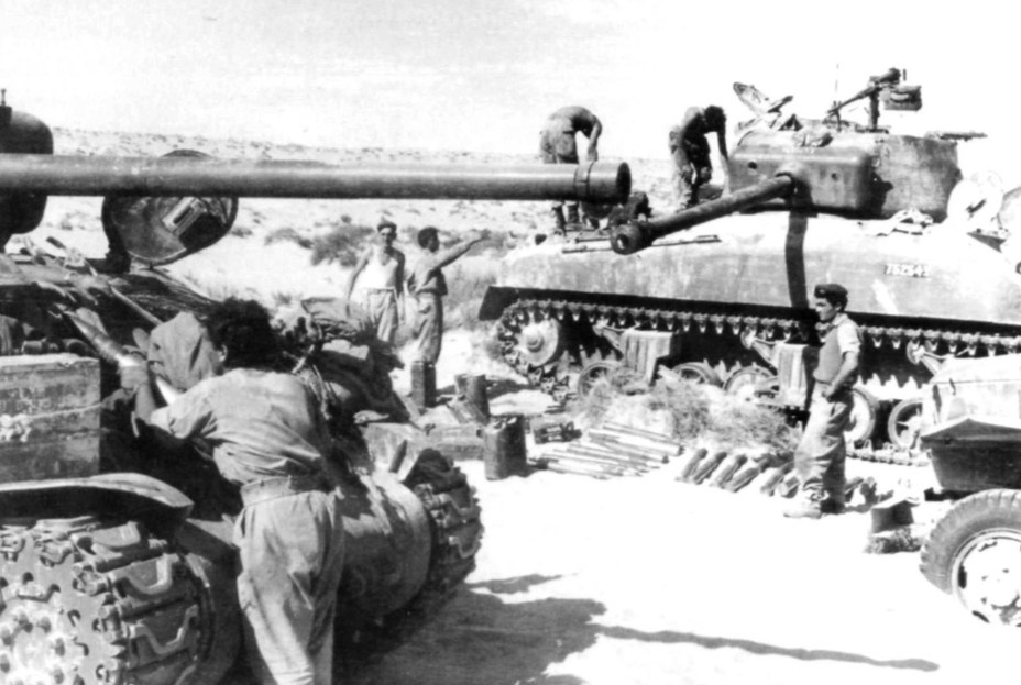 ​«Шерманы» 7-й израильской танковой бригады на Синайском полуострове, ноябрь 1956 года Derek Varble. The Suez Crisis 1956 - Операция «Кадеш» и тройственная интервенция | Warspot.ru