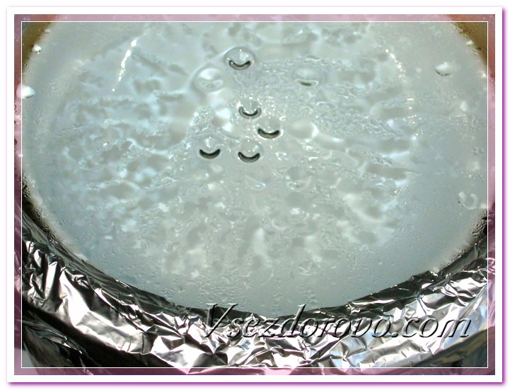 Вскоре на крышке можно будет увидеть первые капли гидролата