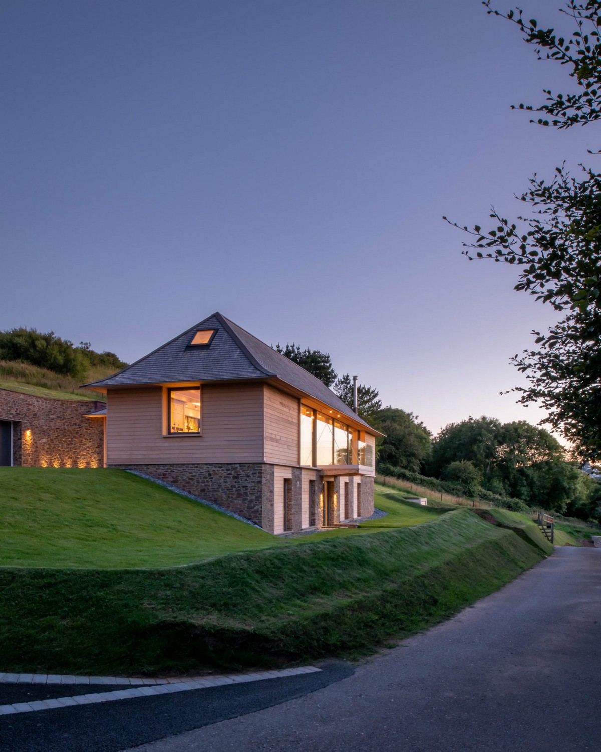 Встроенный в склон холма дом в Великобритании