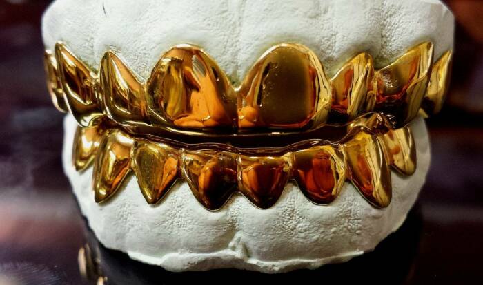 Серьги носили затем же, зачем делают золотые зубы. |Фото: 3dtoday.ru.