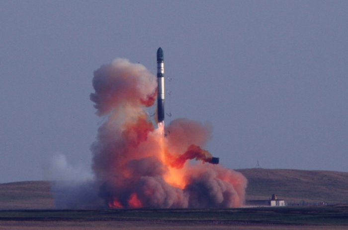 Запуск межконтинентальной баллистической ракеты Р36М2 «Воевода». | Фото: militarist.net.