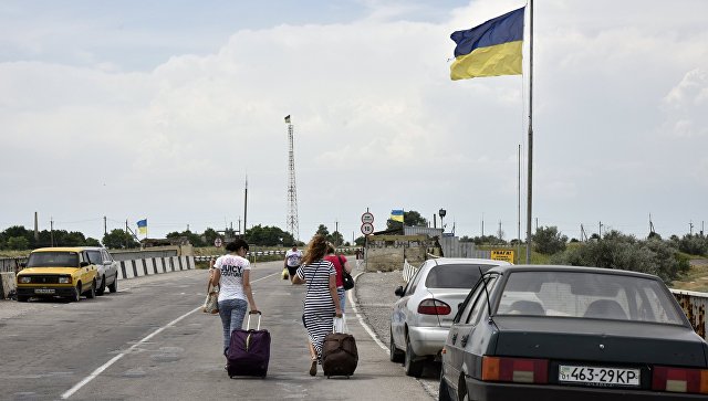 Автомобили на пункте пропуска Джанкой на границе России и Украины. Архивное фото