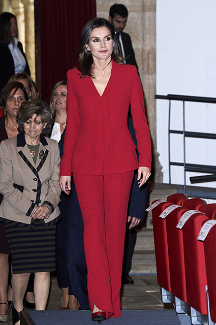 Королева Летиция в ярком образе на церемонии вручения премий в Касересе Королева Летиция в ярком образе на церемонии вручения премий в Касересе Монархии