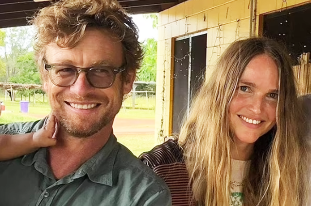 Бывшая девушка Саймона Бейкера отрицает, что актер расстался с ней из-за ее участия в митинге антипрививочников