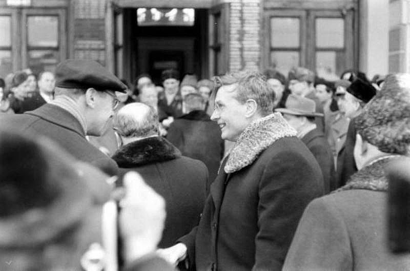 Любопытные кадры с ВИП мероприятий в Кремле зимой 1959. Фотограф Говард Сохурек  из США участников, съезда, Гости, автомобилей, гаражам, конце, охраны, прохожих, центре, работало, множество, сотрудников, Белорусском, КГБ1011, Некоторых, вокзале, встречал, Микоян, доверенное, Хрущева