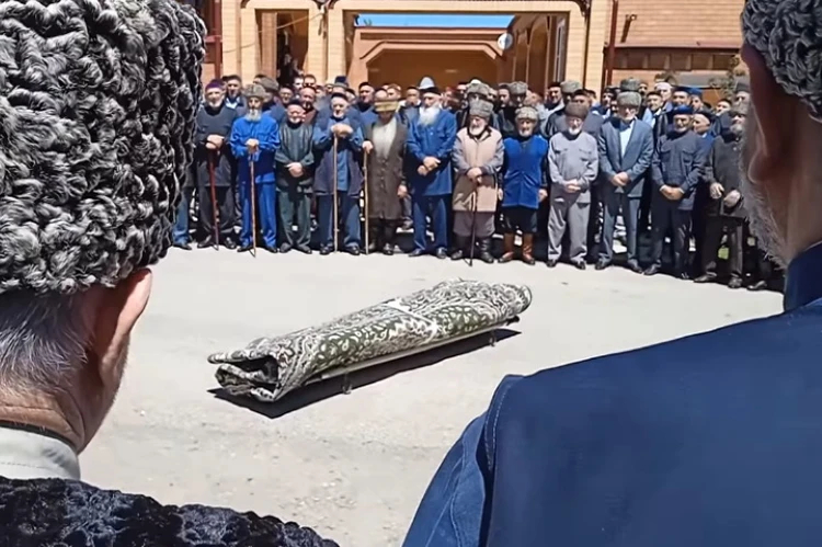 Адама Хамхоева похоронили на малой родине. Фото: стоп-кадр видео