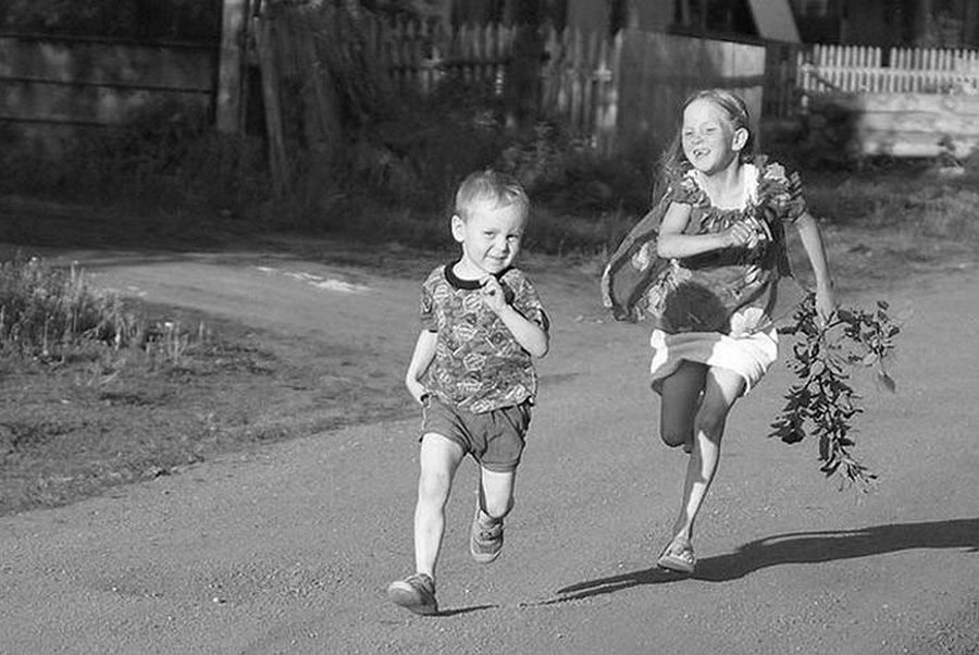 Игры детства на улице. Советские дети бегают. Советские дети на улице. Советские дети летом. Дети во дворе СССР.