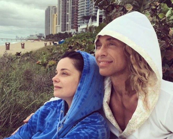 Пафосно-то как! Роскошные дачи российских звезд