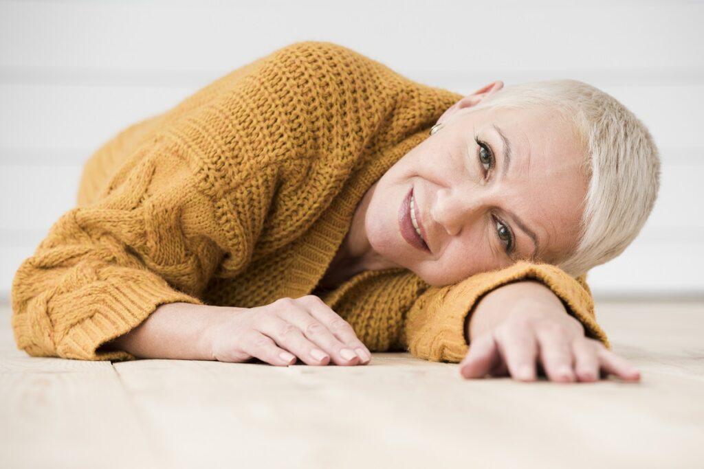 Вязаный гардероб 50+: как носить осенью свитера и кардиганы, чтобы не превратиться в бабку