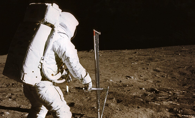 В 1971 астронавт вернулся с Луны и стал рассказывать, что видел рукотворные объекты. Его доклад засекретили
