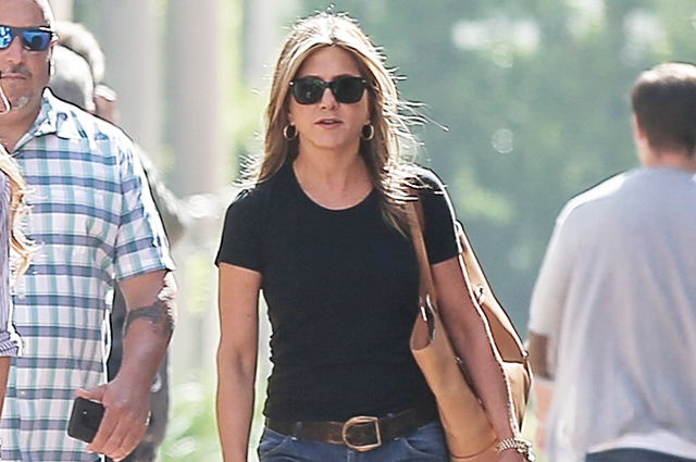 Чем проще — тем лучше: Дженнифер Энистон в casual-образе сходила на бизнес-встречу