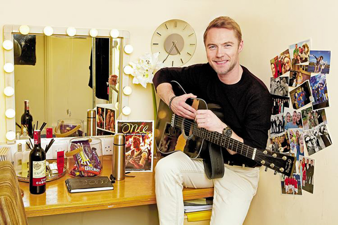 Безумные выходки фанатов знаменитостей Однако, Гримми, Бьорк, чтобы, когда, просто, Ортис, певицы, фанаты, Лопес, Кравиц, Карвальо, певице, певица, поклонников, сцену, Эминема, удалось, соцсетях, момент